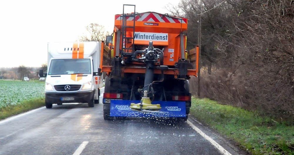 Ein Streufahrzeug im Einsatz.