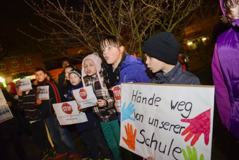 Auch zahlreiche Kinder beteiligten sich am Mittwochabend an der Demonstration vor dem Gölzauer Gemeindezentrum.