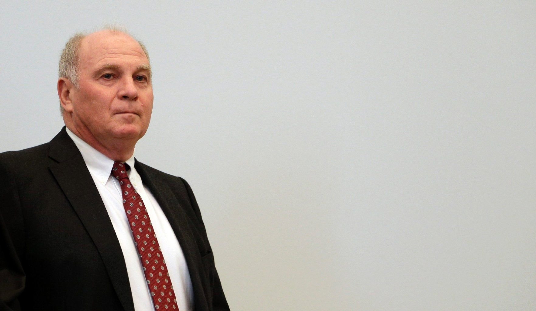 Uli Hoeneß erschien vor Gericht wie bereits am Montag mit einer roten Krawatte.