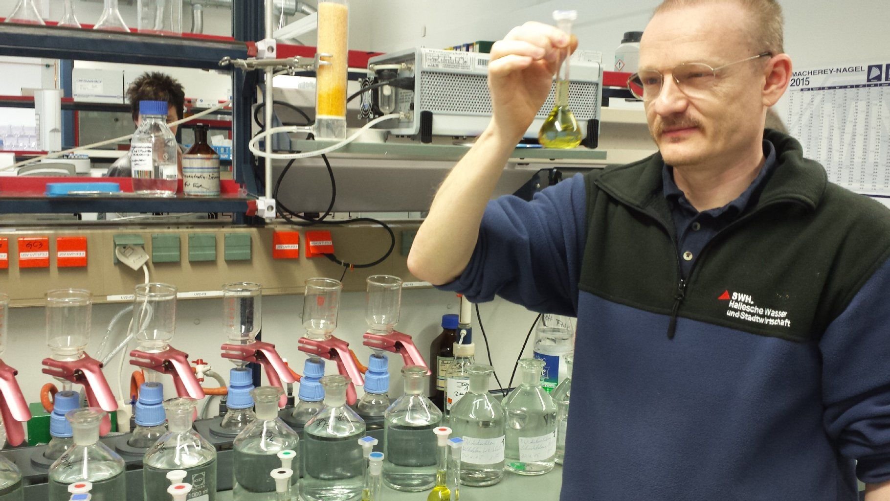 Laborant Mirko Herzau untersucht eine Trinkwasserprobe auf den Ammoniumgehalt.
