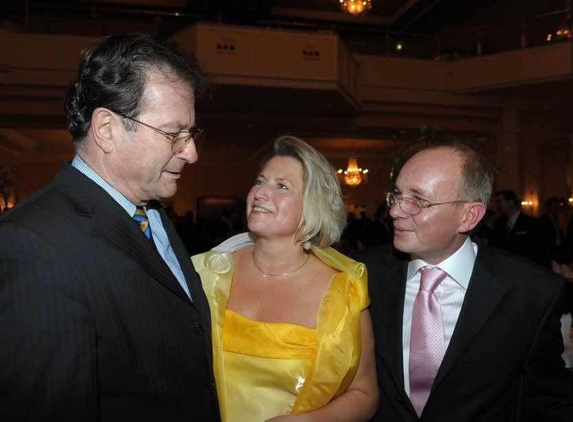 Lutz Pieper (r.) und Cornelia Pieper sprachen im Februar 2009 bei einem Fest in Halle mit dem ehemaligen Außenminister Klaus Kinkel.