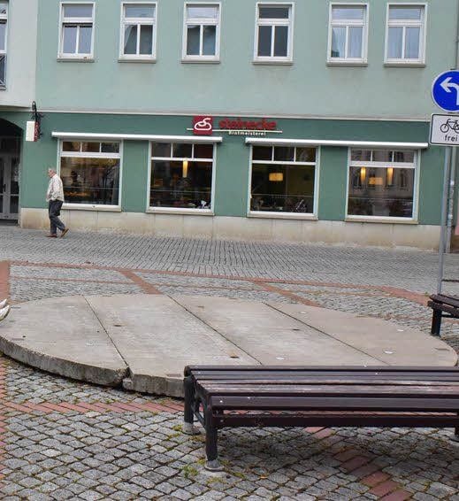 Das mit einer Platte zugedeckte Wasserspiel am Brauhaus soll mit Fördergeld neu erstehen.