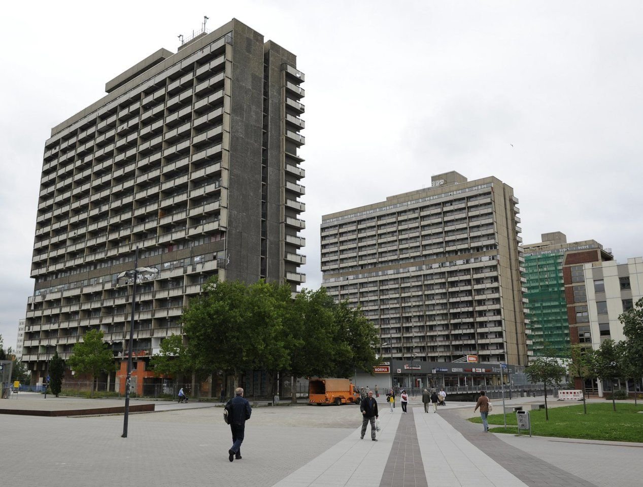 Die „Scheiben“ genannten Hochhäuser in Halle-Neustadt