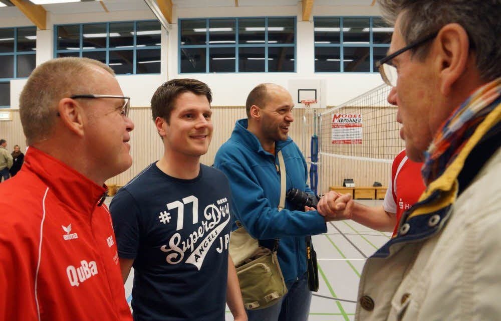 Thomas Wischmann (2. v. l.) hier mit Trainer Ralph Kalisch (l.) und Mike Fricke in einer Gesprächsrunde, ist Fortunas Hauptangreifer.