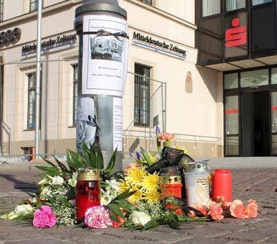 Blumen und Kerzen erinnern an das tragische Unglück.