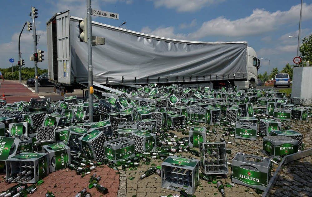 Ein Bierbad erlebte die Kreuzung zur Roßlauer Allee am 1. Juni, wo ein Laster Ladung verloren hatte.