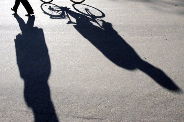 Fußgänger und Fahrradfahrer sollten sich auf Gehwegen eigentlich nicht in die Quere kommen. Im Alltag kommt es jedoch immer wieder zu Begegnungen.