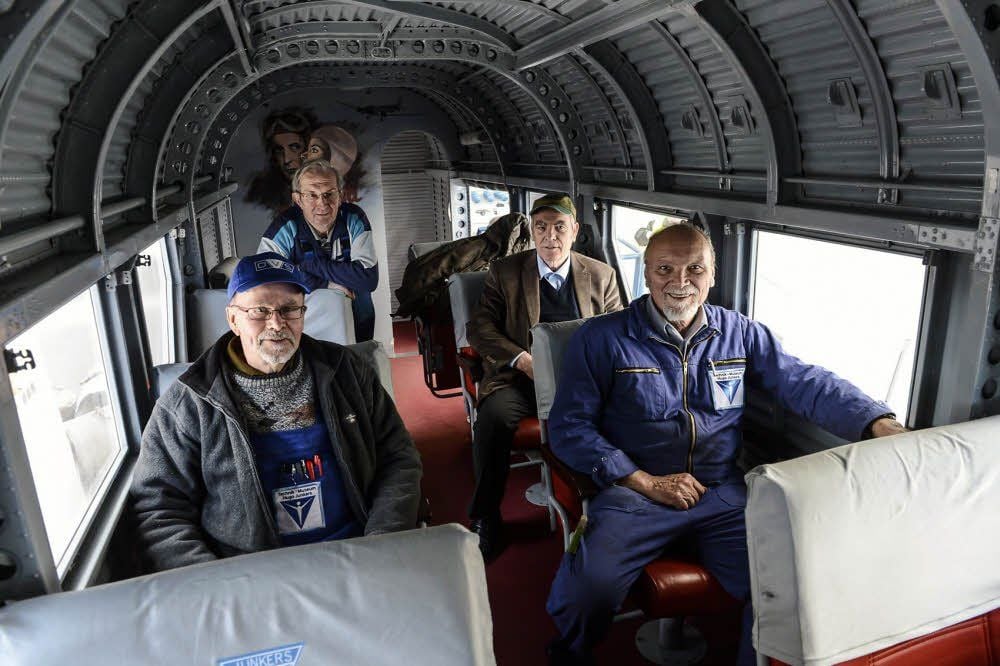 Die Ju 52 in Dessau ist ihr zweites Zuhause: Peter Schenke (links) und Jürgen Franke sitzen vorn, dahinter Helmut Glöckner und Gerhard Beeg.