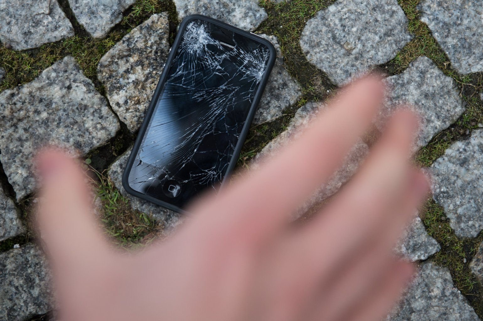 Diese Unachtsamkeit wird teuer: Entweder man lässt das Display austauschen oder kauft gleich ein neues Gerät.