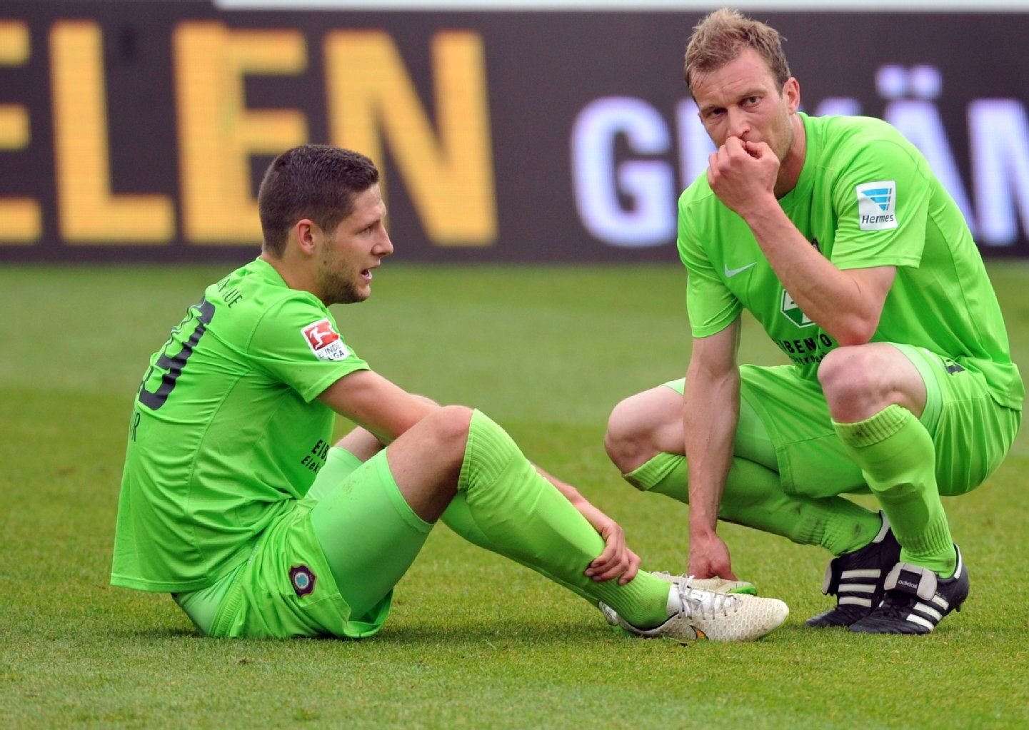 Aues Stipe Vukur (l.) und Thomas Paulus sind enttäuscht auf dem Rasen. Das Spiel endete 2:2, Aue ist dadurch abgestiegen.