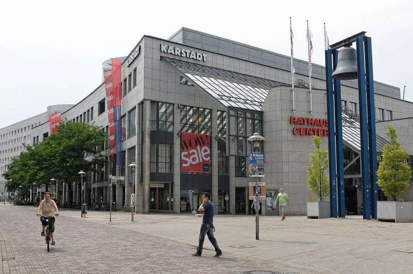Das Karstadt-Kaufhaus prägt seit 1994 die Ecke des Rathauscenters. Seit gestern kann man dort nur noch bis 19 Uhr einkaufen, was aber mit mehr Beratung zu anderen Zeiten ausgeglichen werden soll.