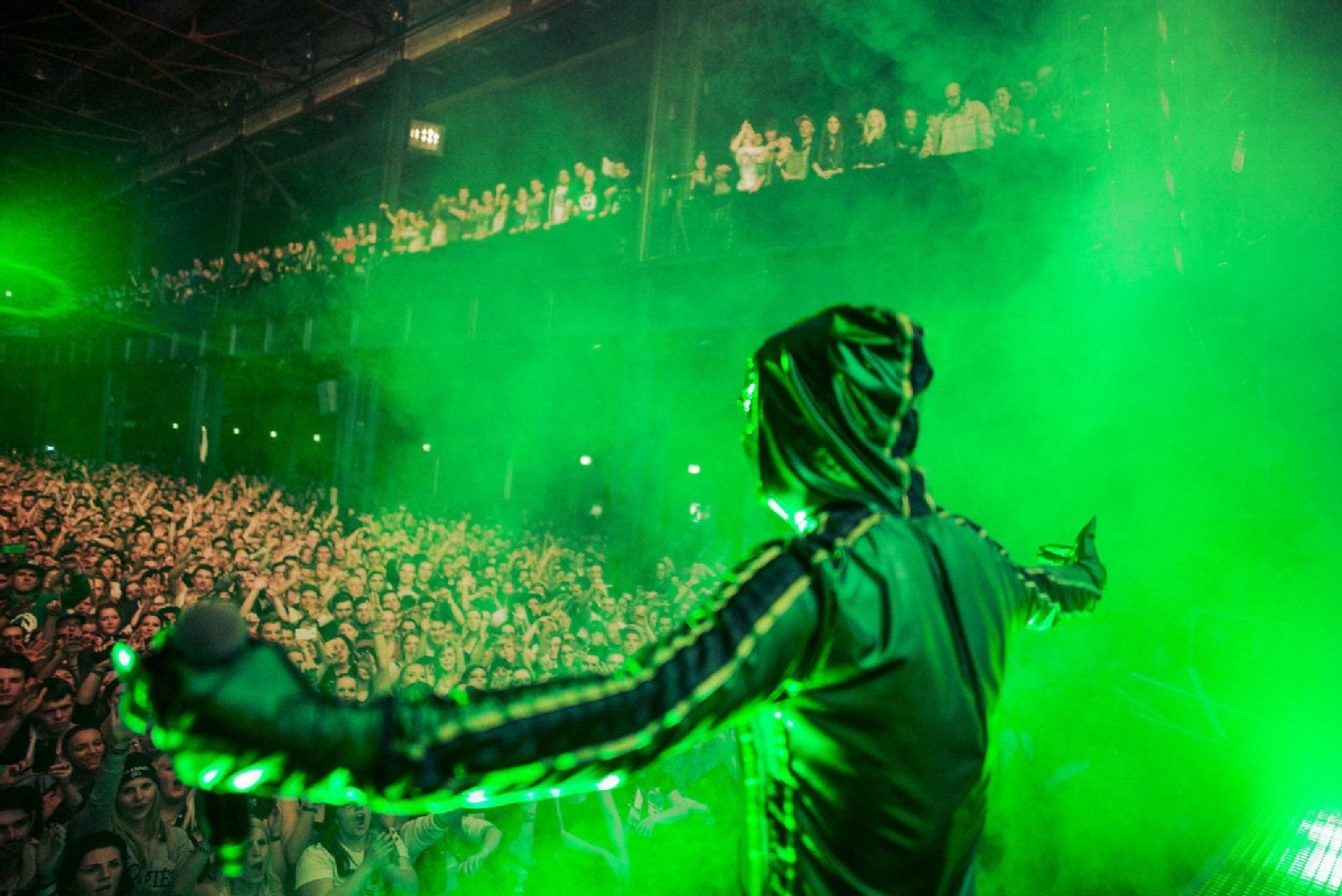 Grüner Rauch, hochgepitchte Stimme und Maske: „Marsimoto“, das Alter-Ego von Marteria bekam auch ein bisschen Zeit auf der Bühne.