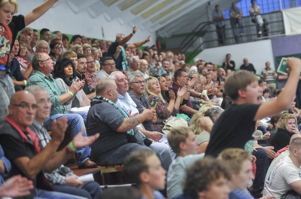 Köthener Fans in der Heinz-Fricke-Halle: Wer am Freitag nicht in Magdeburg dabei sein kann, aber trotzdem auf dem Laufenden sein will, kann den Live-Ticker der 3. Handball-Bundesliga nutzen (siehe „Nicht vor Ort und trotzdem informiert“).