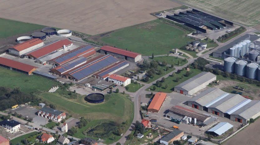 Auf der Fläche zwischen den Silos (oben rechts) und dem jetzigen Betriebsgelände sollen die neuen Ställe gebaut werden.