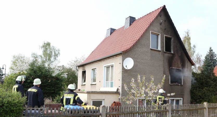 Aus dem Fenster dringt dicker schwarzer Rauch. Der hat sich im ganzen Haus verbreitet.