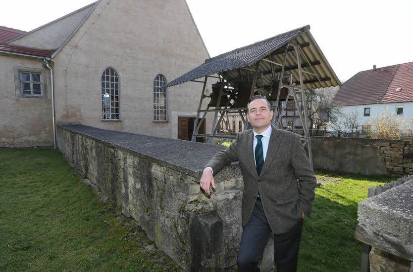 Markus Hoffmann-von Wolffersdorff vor der Dehlitzer Kirche.