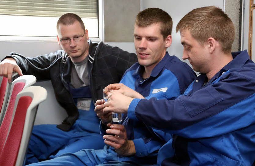 Ein einfaches Experiment macht die Runde unter den Schulungsteilnehmern: Hautcreme schützt Würfelzucker vorm Auflösen in Wasser.