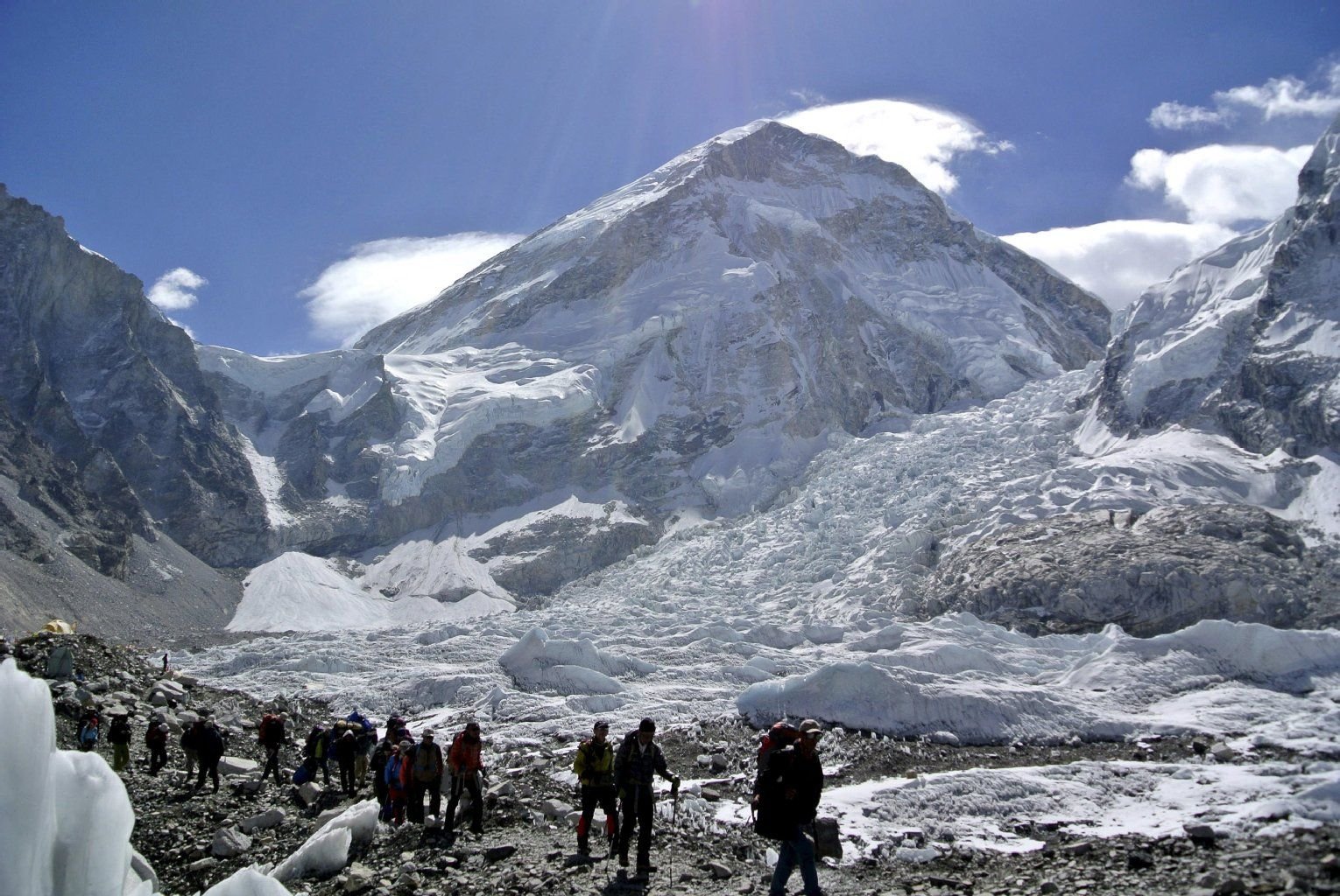 Nach dem Erdbeben mussten Bergsteiger ihren Aufstieg zum Mount Everest abbrechen.