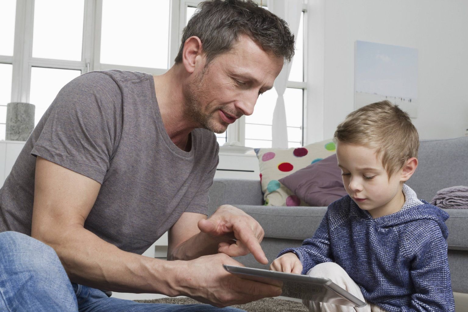 Gemeinsam spielen macht Spaß – Eltern sollten ihre Kinder bei der Mediennutzung begleiten.