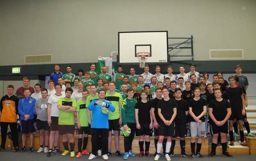 Fußball ist ihr Hobby: Zwischen 16 und 25 Jahren alt sind die Mitglieder der sieben Mannschaften aus Holzdorf, Jessen, Prettin, Brandis und Schönewalde, die in Holzdorf um den Sieg kämpften.