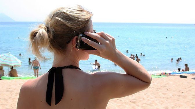 Viele Deutsche können und wollen im Urlaub nicht auf ihr Smartphone verzichten.