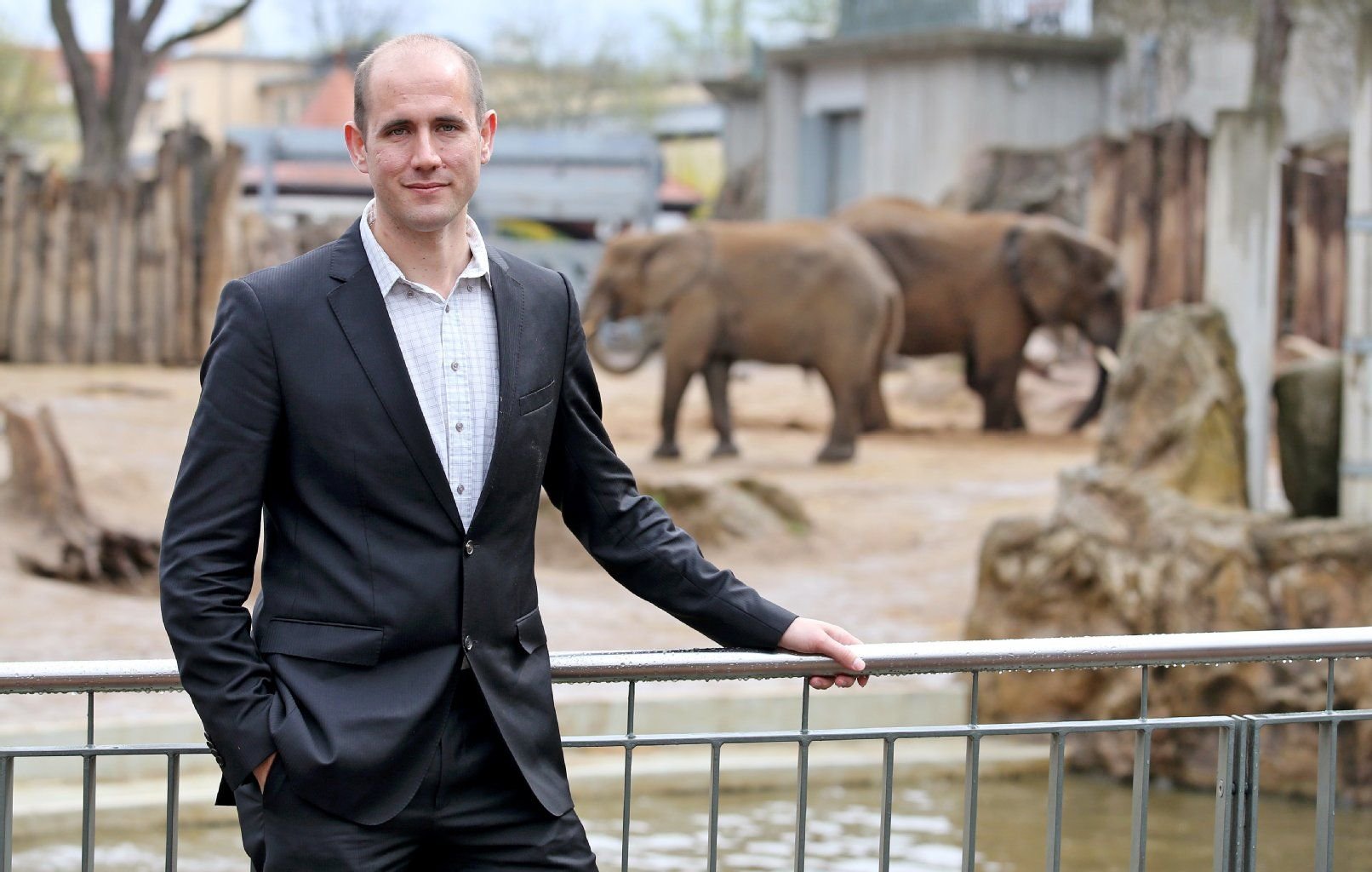 Der neue Zoodirektor Dennis Müller steht vor dem Elefantengehege im Bergzoo Halle.