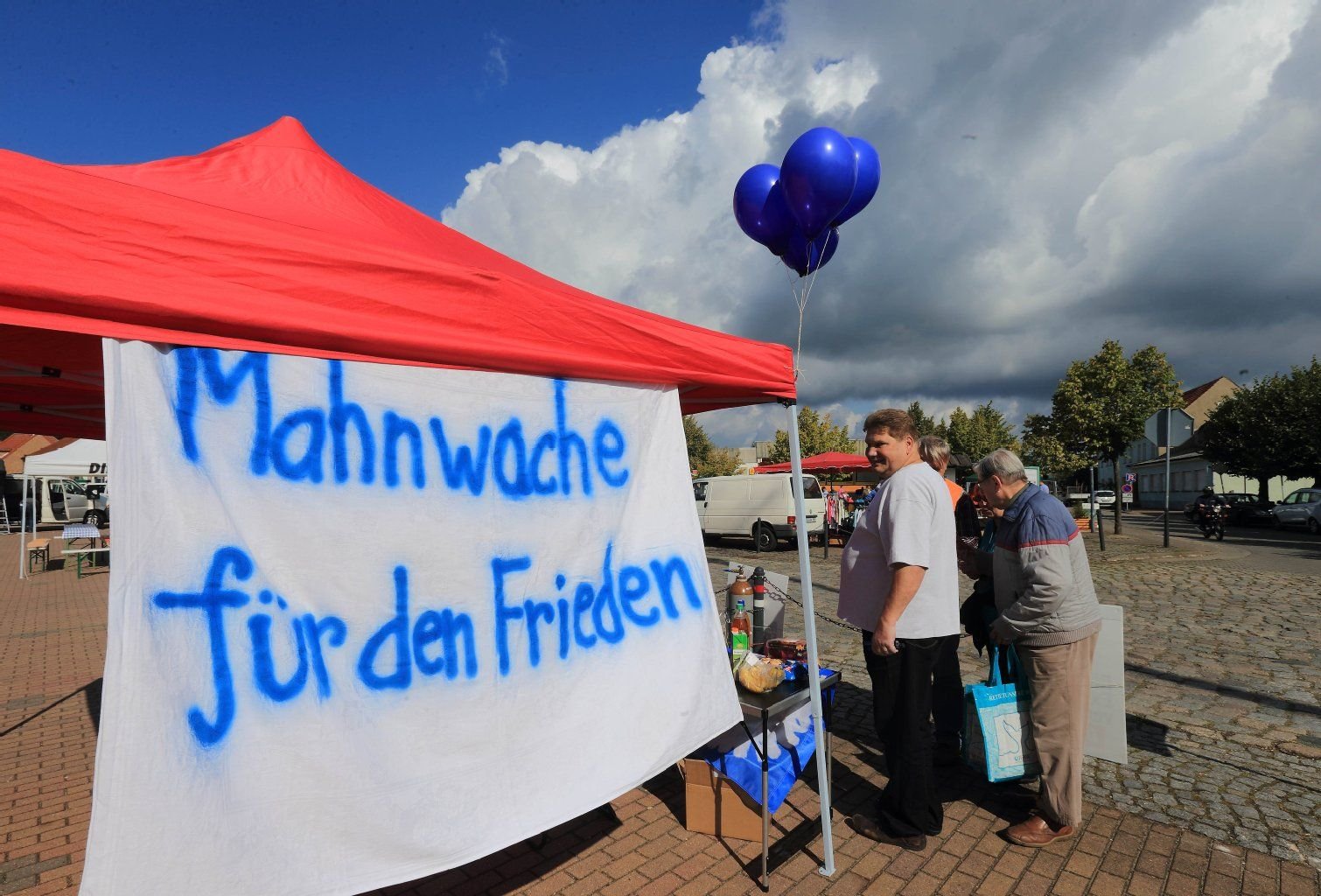 Eine "Mahnwache für den Frieden" wird von Friedensaktivisten unter dem Motto "War starts here" in Letzlingen abgehalten.