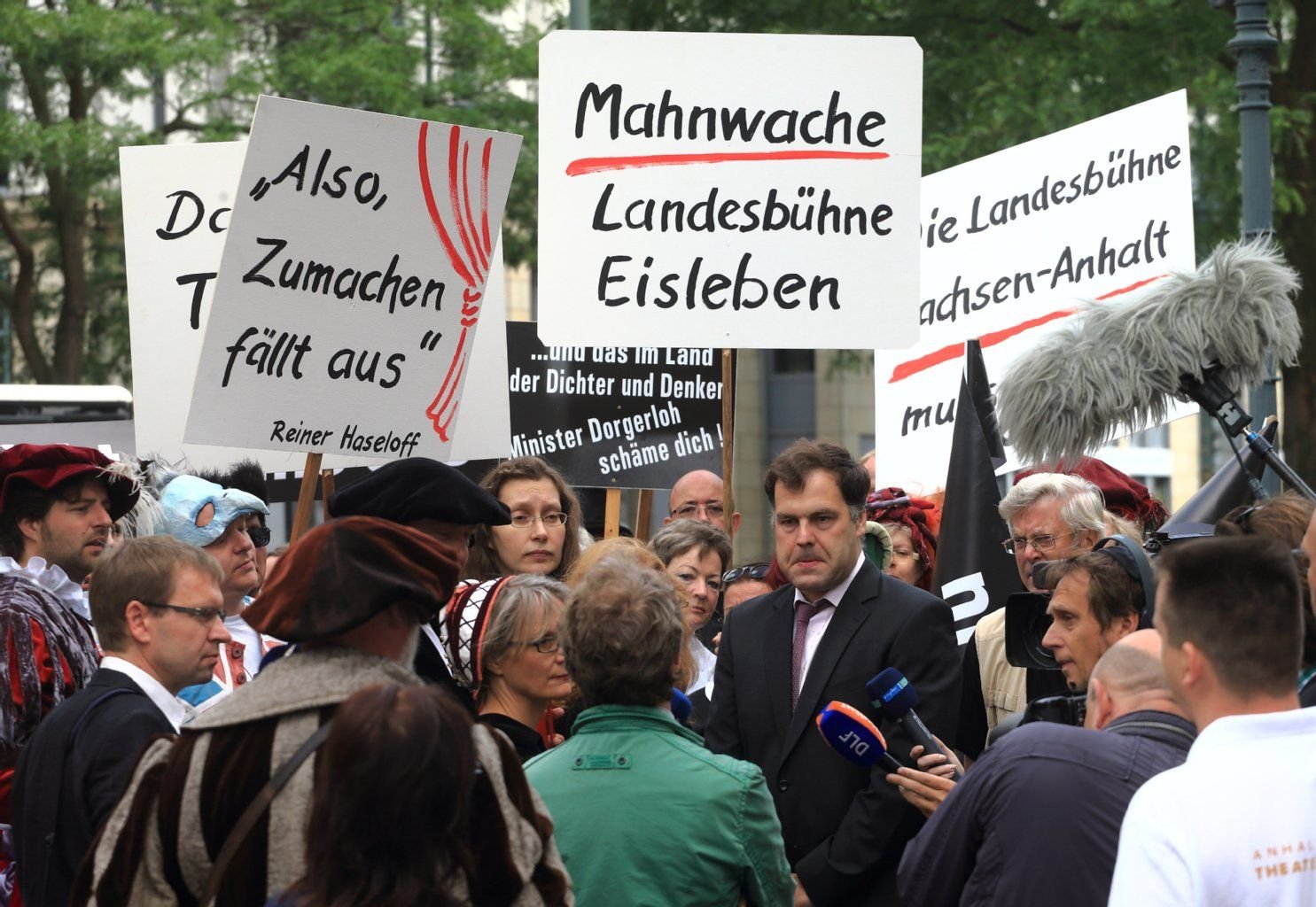Stephan Dorgerloh (SPD), Kultusminister Sachsen-Anhalts, spricht am 2. Juli mit Kulturschaffenden der Landesbühne Sachsen-Anhalt Lutherstadt Eisleben vor der Staatskanzlei in Magdeburg.