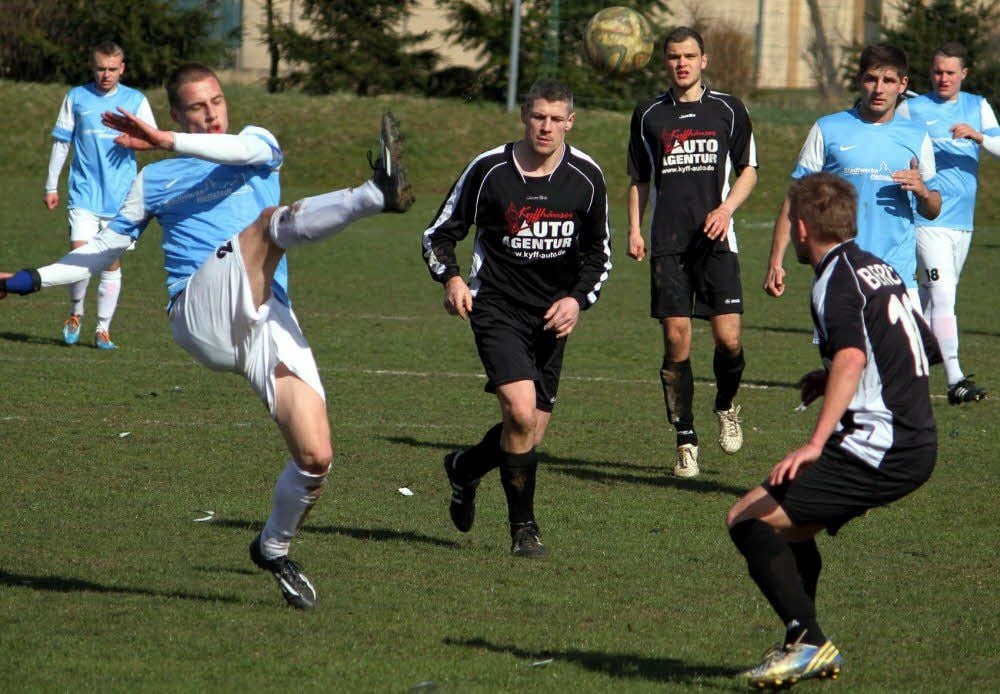 Spieler des FCV Hettstedt (in blau) in einer Begegnung mit Olympia Berga