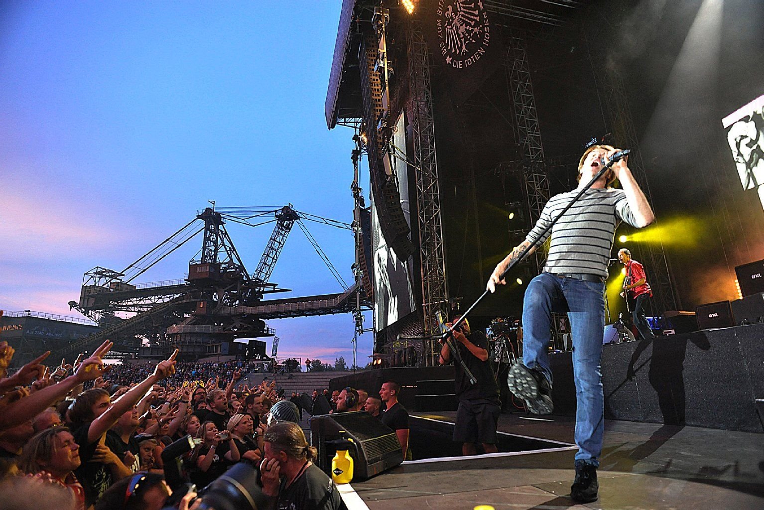 Campino von den Toten Hosen wird in Ferropolis vom Publikum gefeiert.