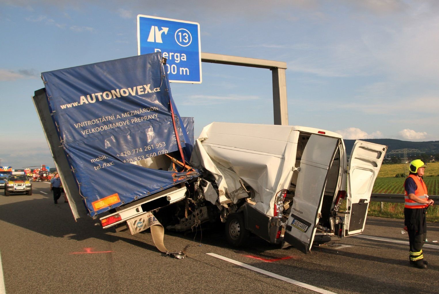 Knapp einen Kilometer vor der Abfahrt Berga in Richtung Leipzig waren drei Fahrzeuge miteinander kollidiert.