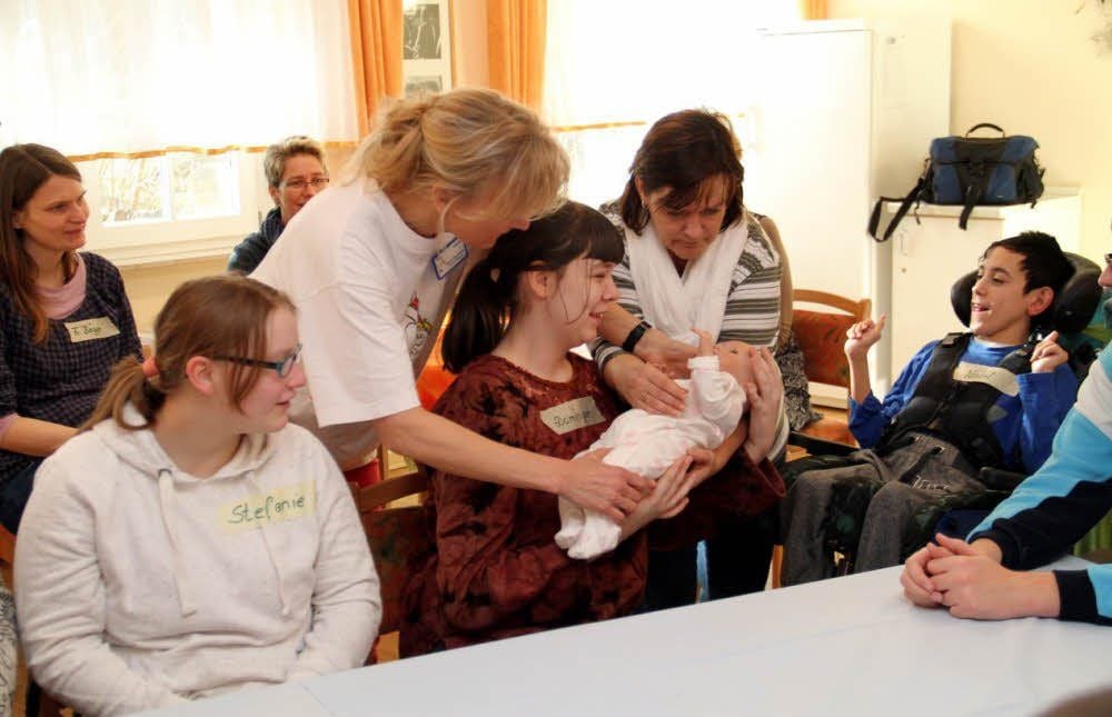 Hebamme Katrin Herrmann spricht mit Schülern der Lernbehindertenschule über Schwangerschaft und Geburt.