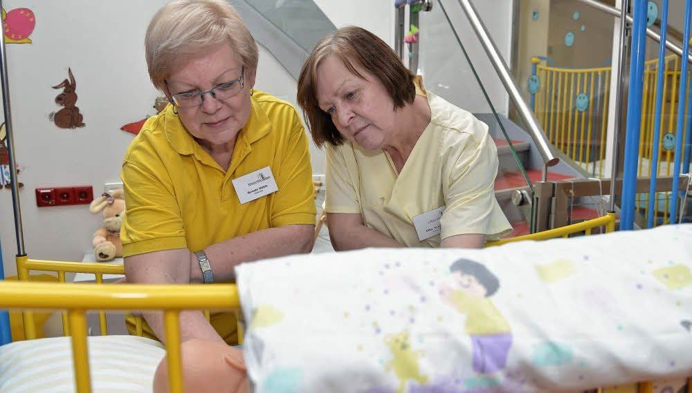Renate Mühle und Elke Schröer sind zwei der sechs Gelben Feen. Sie trösten und umsorgen nicht nur die kleinsten Patienten.
