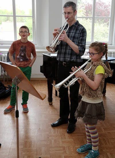 Tom und Noemi Böttcher aus Elster üben Trompete mit Klaus Vogelsang.