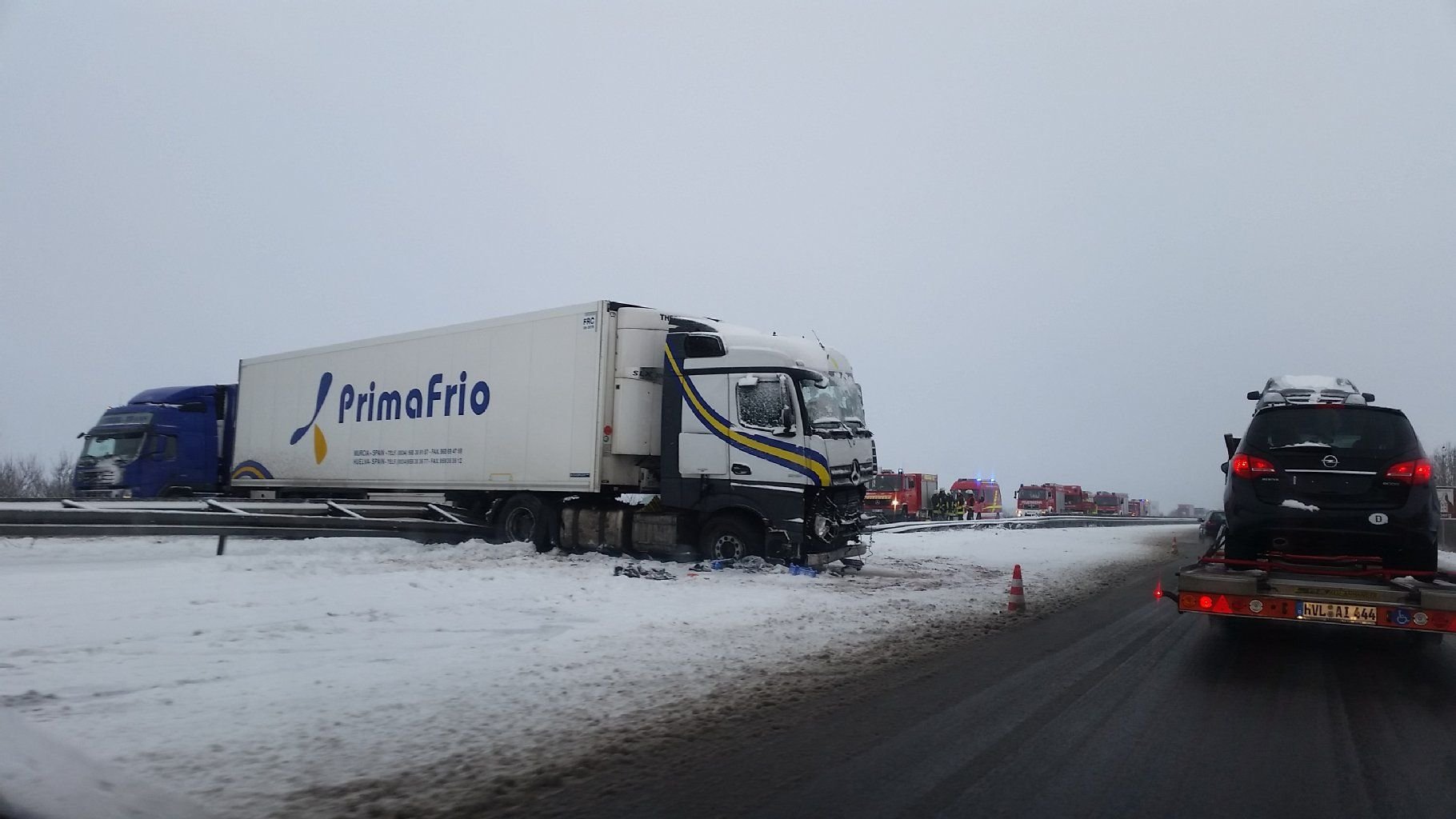 Dieser Lastwagen hat auf der A9 bei Bad Dürrenberg in Richtung Berlin die Mittelleitplanke durchbrochen.
