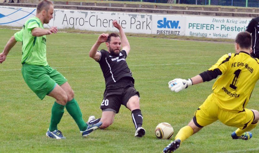 Der Piesteritzer Abwehrchef Pawel Wojchiechowski (li.), hier gegen den BSV Halle-Ammendorf, erhielt nach dem Abpfiff ein Extralob.