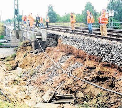 Großer Schaden an der Bahnanlage nördlich des Buroer Felds bei Coswig über die A9: Nach Starkregen brach ein Teil der Böschung an der Bahnbrücke ab. Ein Gleis wurde unterspült.