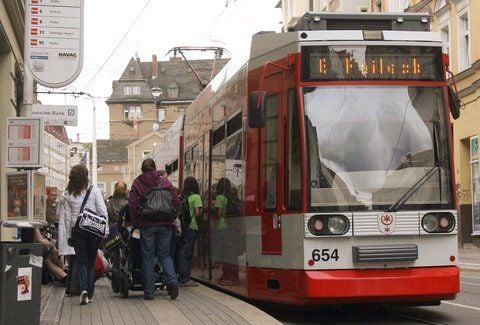 Eine Straßenbahn der Halleschen Verkehrs AG.