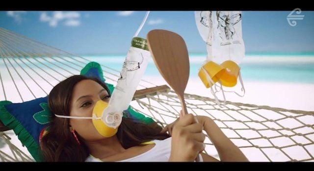 „Steht mir die Sauerstoffmaske?“, fragt sich Model Ariel Meredith in dieser Szene.