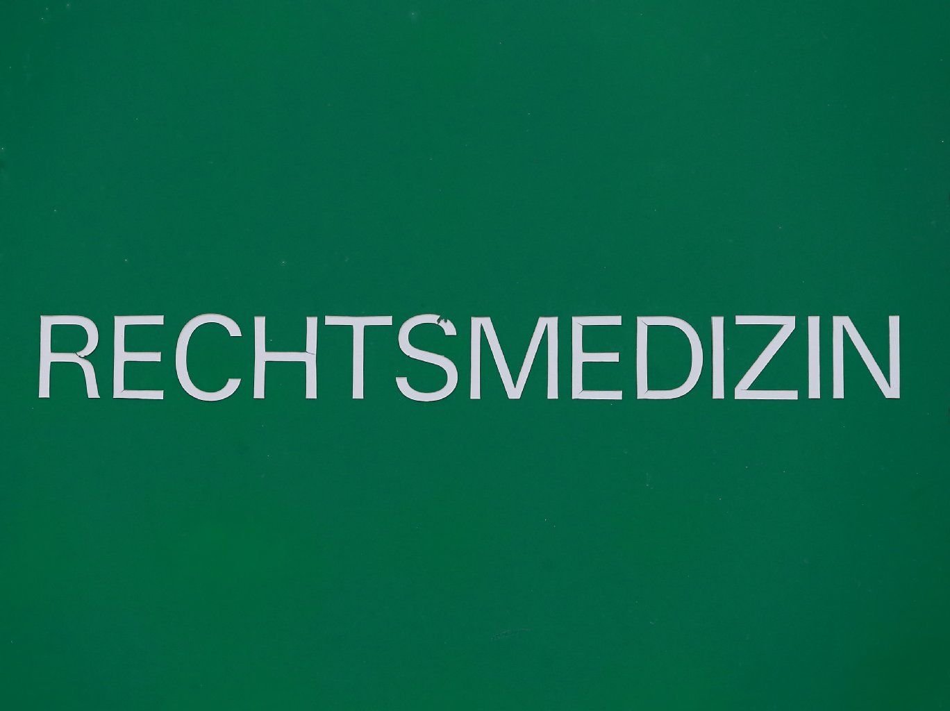 Ein Schild mit der Aufschrift "Rechtsmedizin" - aufgenommen auf dem Campus der Universitätsklinikum in Magdeburg