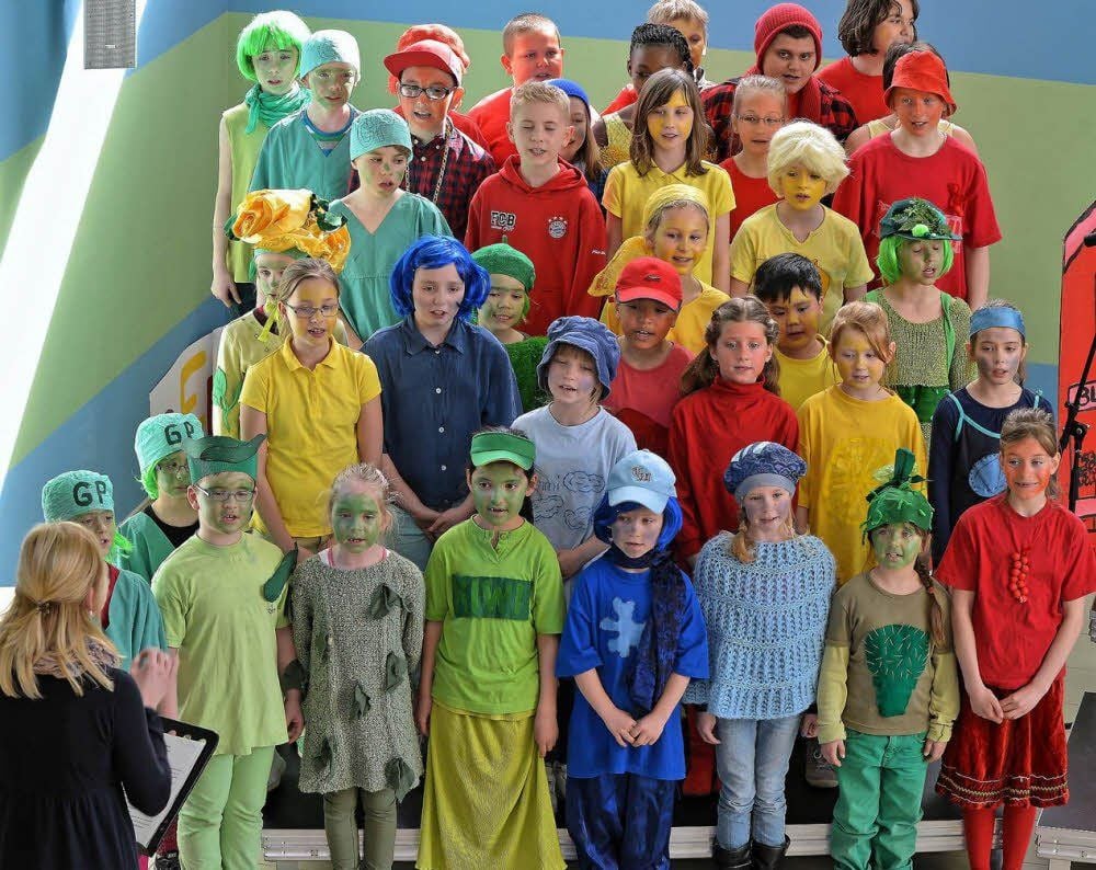Mit dem Kindermusical vom „Vier-Farben-Land“ erfreuten die Kinder die Gäste und sagten Danke.