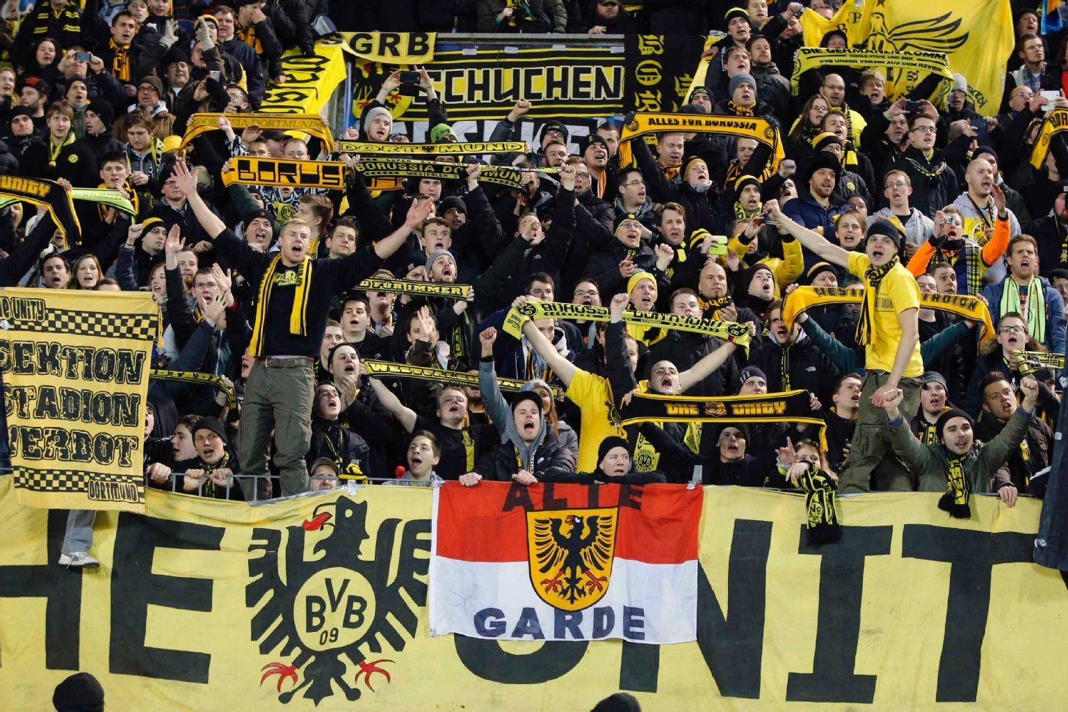 BVB-Fans feiern in St. Petersburg den Auswärtssieg.