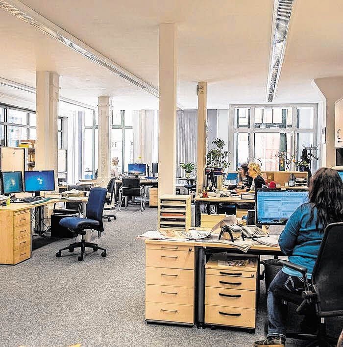 Seit dem 1. März arbeiten wir in unserer neuen Lokalredaktion in einem Großraumbüro. Der direkte Kontakt zueinander soll die Kommunikation und die Kreativität fördern, weil Ideenaustausch und Absprachen sofort erfolgen. Zu einem Großraum gehört auch Disziplin, damit vernünftig gearbeitet werden kann.
