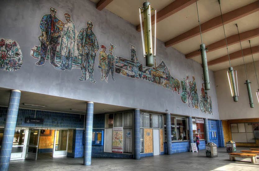 Der Sangerhäuser Bahnhof. Das Wandbild von Wilhelm-Schmied in der Empfangshalle wird erhalten.