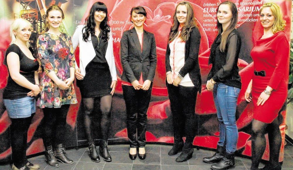 Die sieben Bewerberinnen für das Amt der Rosenprinzessin: Jaqueline Stracke, Alisa Böttcher, Franziska Kintscher, Alexandra Preiß, Lara Wiehart, Sophia Koch und Christina Dietrich (von links).