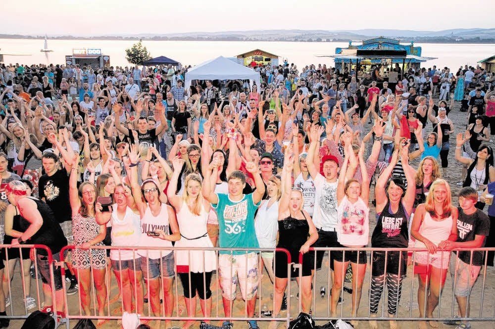 Die Besucher des Feuerwerksfestivals feierten ausgelassen eine Sommernachtsparty.