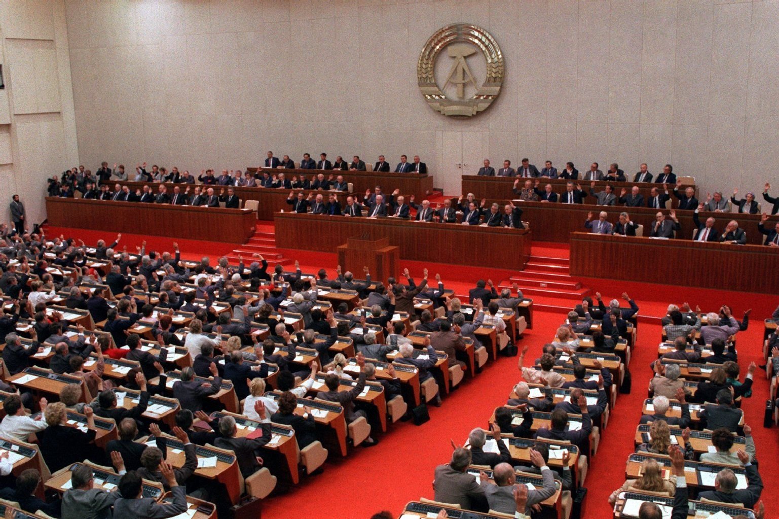 Die Volkskammer während der Abstimmung per Handzeichen. Die Volkskammer der Deutschen Demokratischen Republik hat am 24. Oktober 1989 Egon Krenz zum neuen Staatsratsvorsitzenden und zum Chef des Nationalen Verteidigungsrates gewählt.