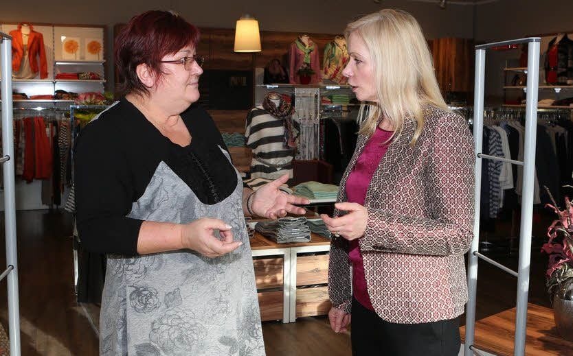 Centermanagerin Claudia Deller (r.) sucht das Gespräch mit den Mietern wie hier mit Eva Spendrin, die ganz stolz ihr gerade renoviertes Geschäft Modeexpress präsentiert. Sie freue sich, dass es so schick geworden sei. Bereits seit fünf Jahren ist Eva Spendrin Mieterin im Einkaufszentrum Leißling.
