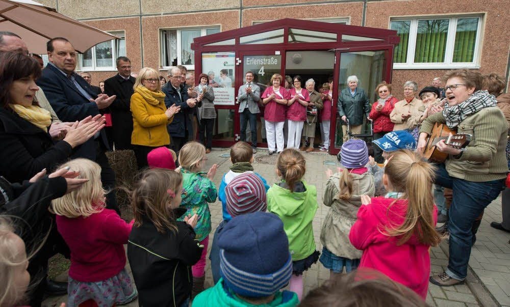 Vor dem Eingang zur Erlenstraße 4 gestaltete die Kindertagesstätte „Spielstunde“ ein Programm.