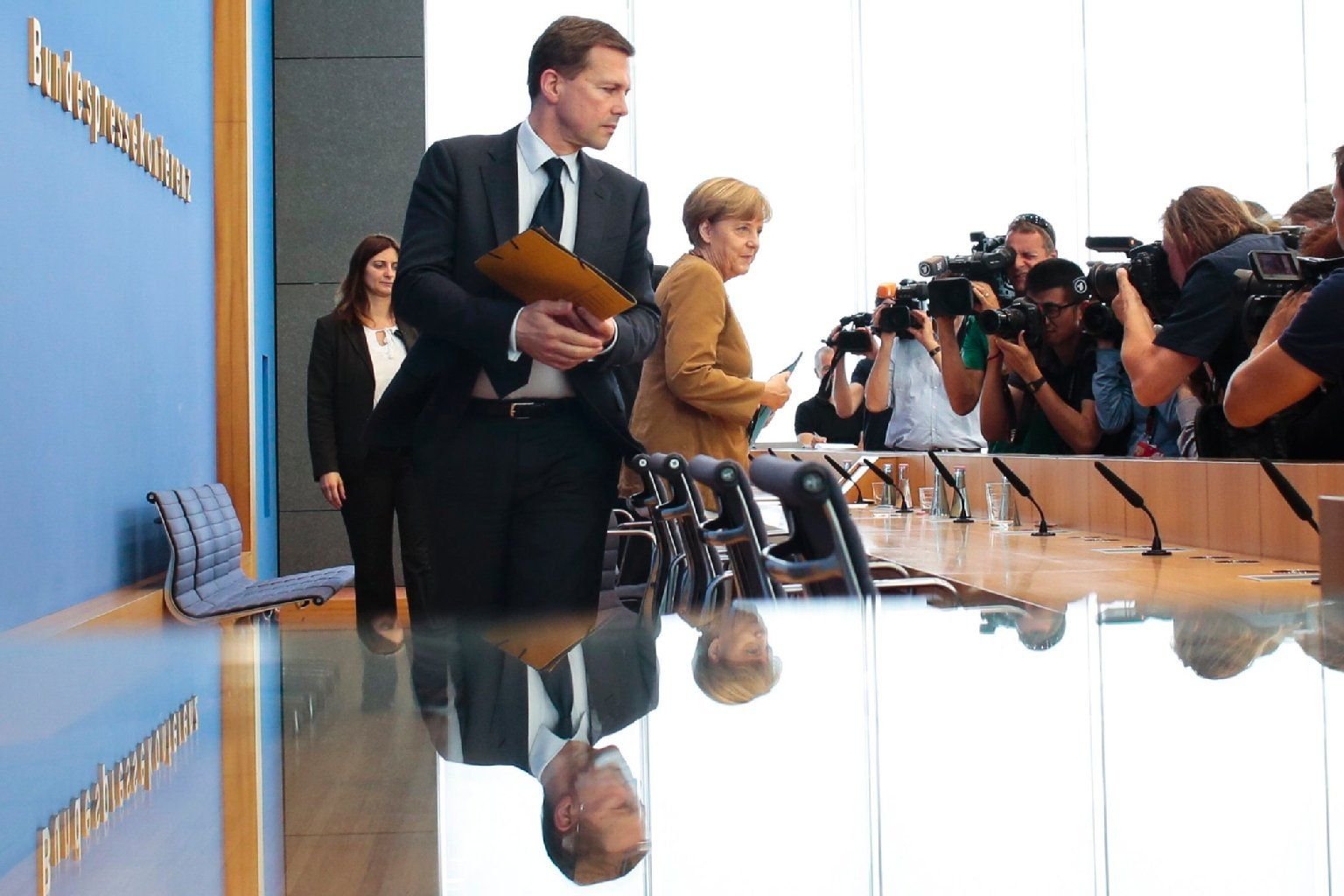 So sieht es normalerweise aus, wenn Steffen Seibert und Angela Merkel vor der Bundespressekonferenz sprechen.